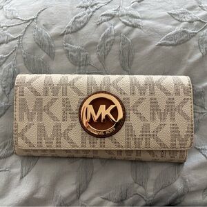 Michael Kors Wallet white with Gold Emblem used